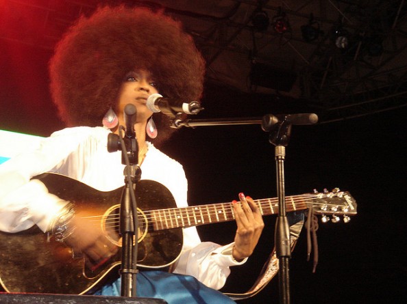 Lauryn_Hill_Performing_On_Stage_Fizzy