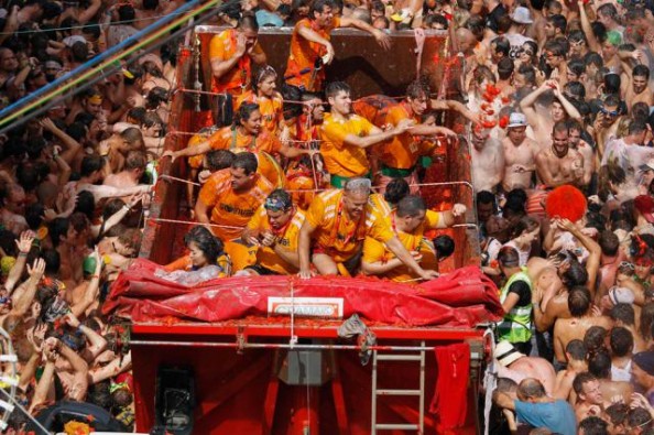 Tomatina Throwing Tomatoes Festival Spain Bunol Valencia 1