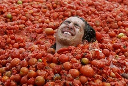 Tomatina Throwing Tomatoes Festival Spain Bunol Valencia 11