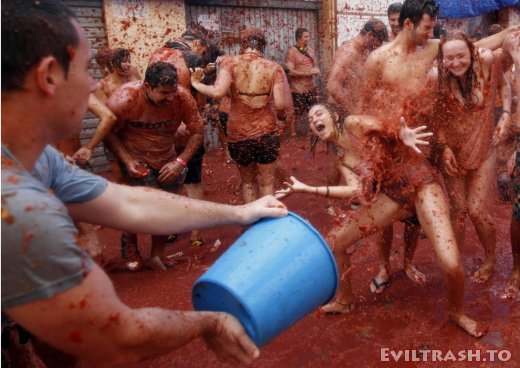 Tomatina Throwing Tomatoes Festival Spain Bunol Valencia 14