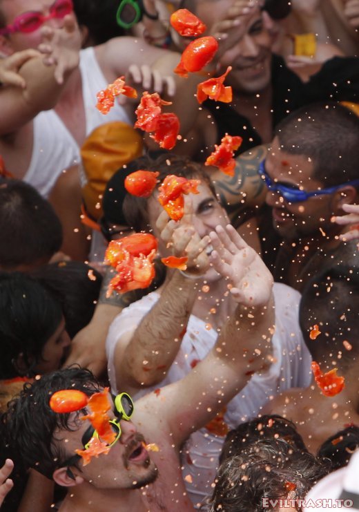 Tomatina Throwing Tomatoes Festival Spain Bunol Valencia 13