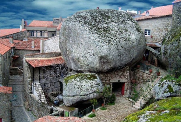 Monsanto village built among rocks Portugal 4