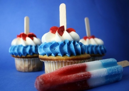4th of July themed cupcakes and popsicles